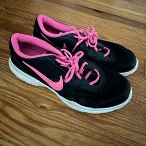 Size 10 black and pink women’s Nike running shoes